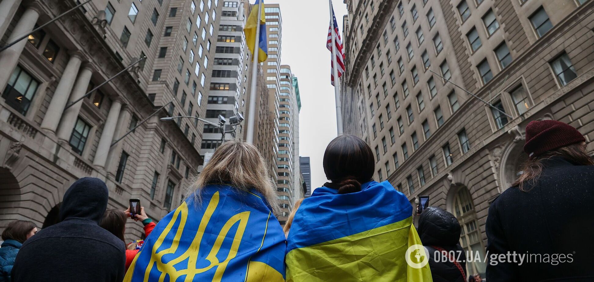 У центрі Нью-Йорка підняли прапор України: він майорітиме до самої перемоги над окупантами. Відео