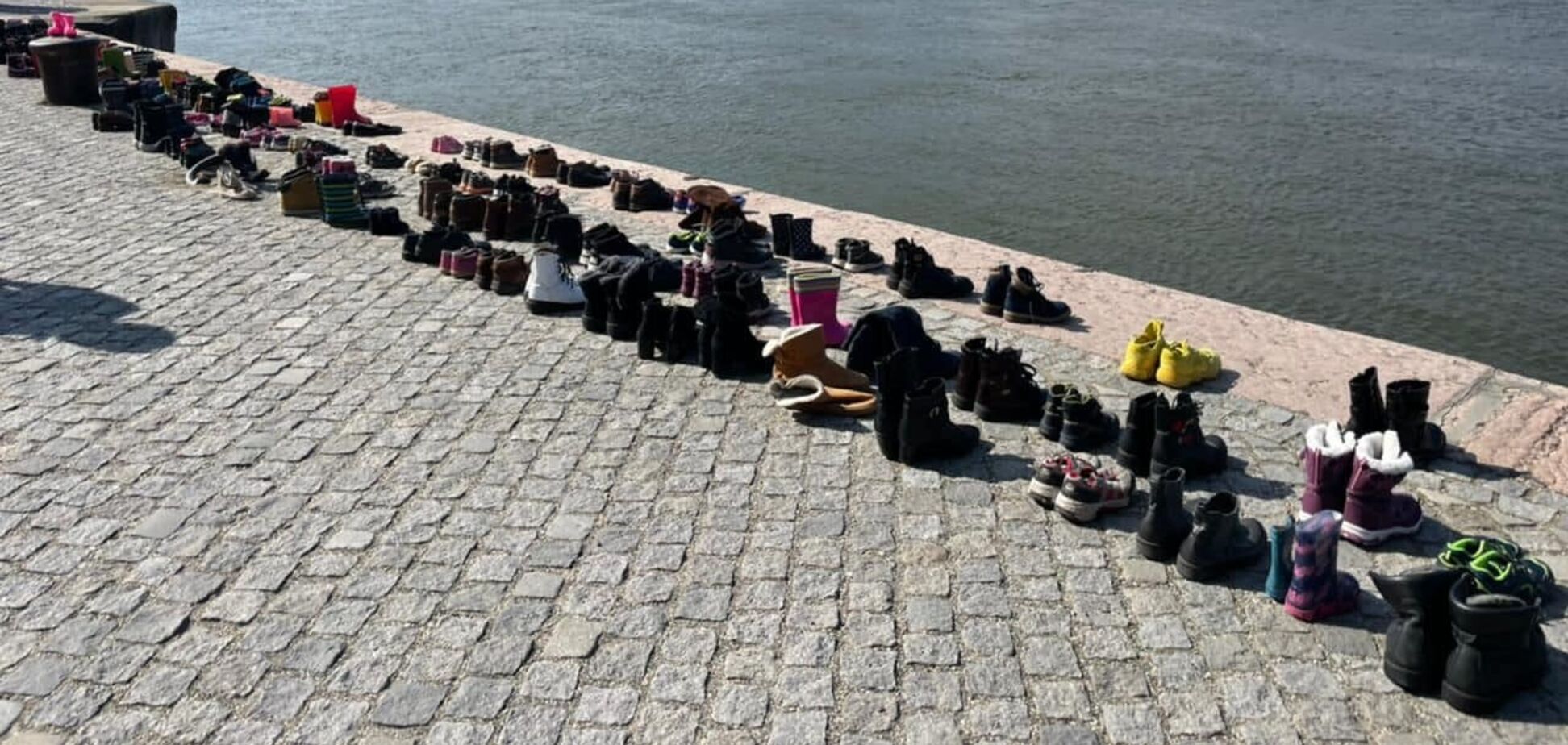 300 пар дитячого та жіночого взуття на березі Дунаю на згадку про жертви у Маріупольському драмтеатрі
