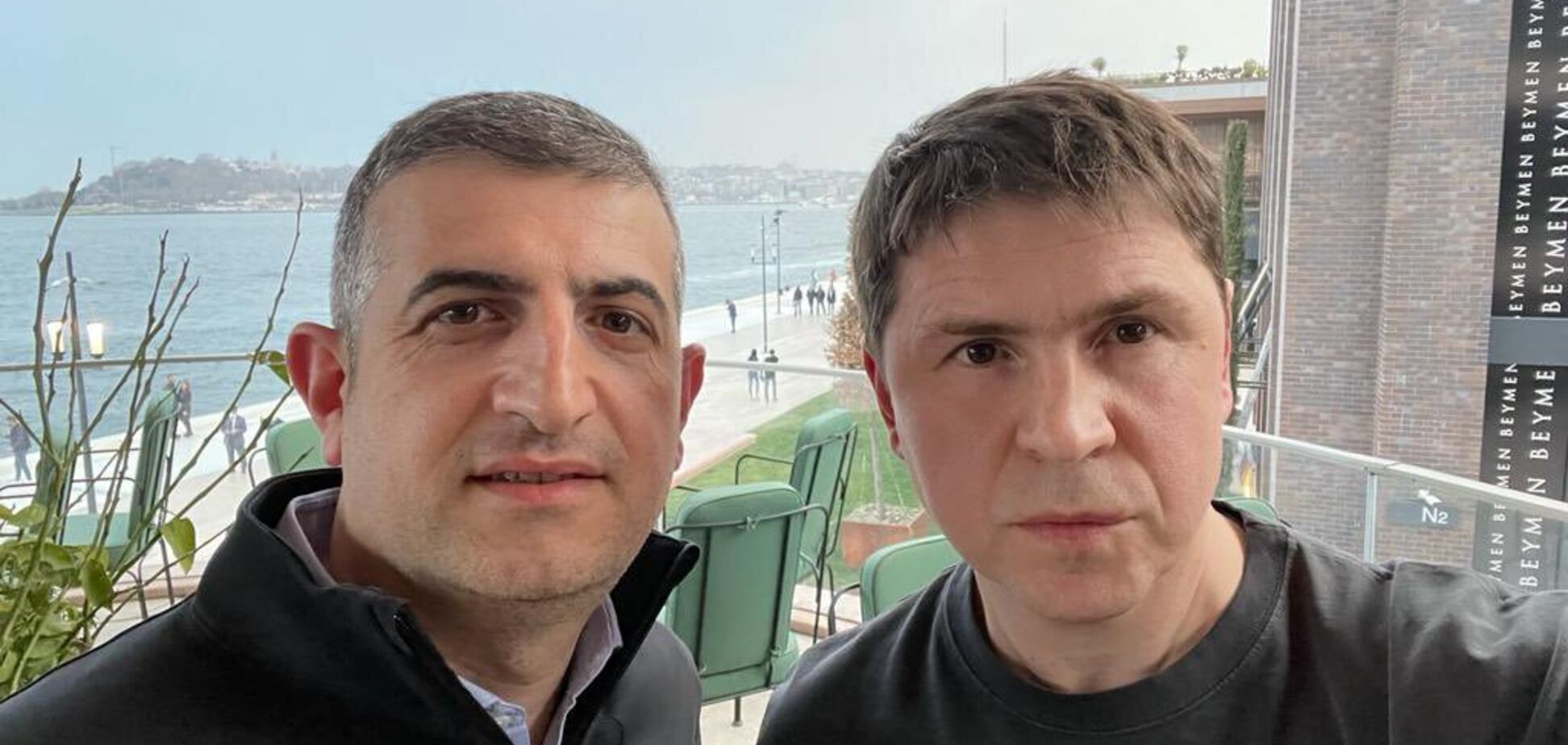 'Російська техніка бездоганно горить': Подоляк похизувався фото з творцем 'Байрактара'