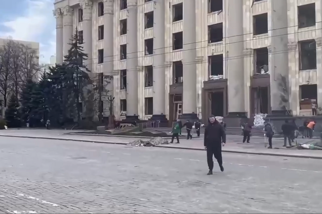 В Харькове коммунальщики убирают улицы после вражеских бомбардировок. Видео