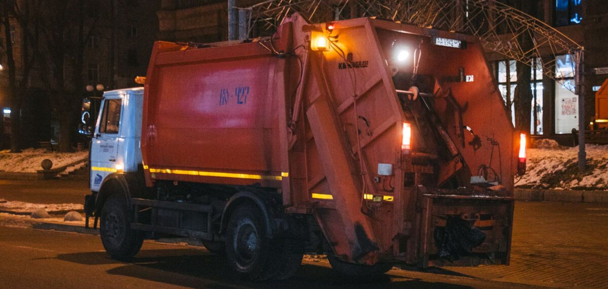 Коммунальщики продолжают в штатном режиме вывозить мусор