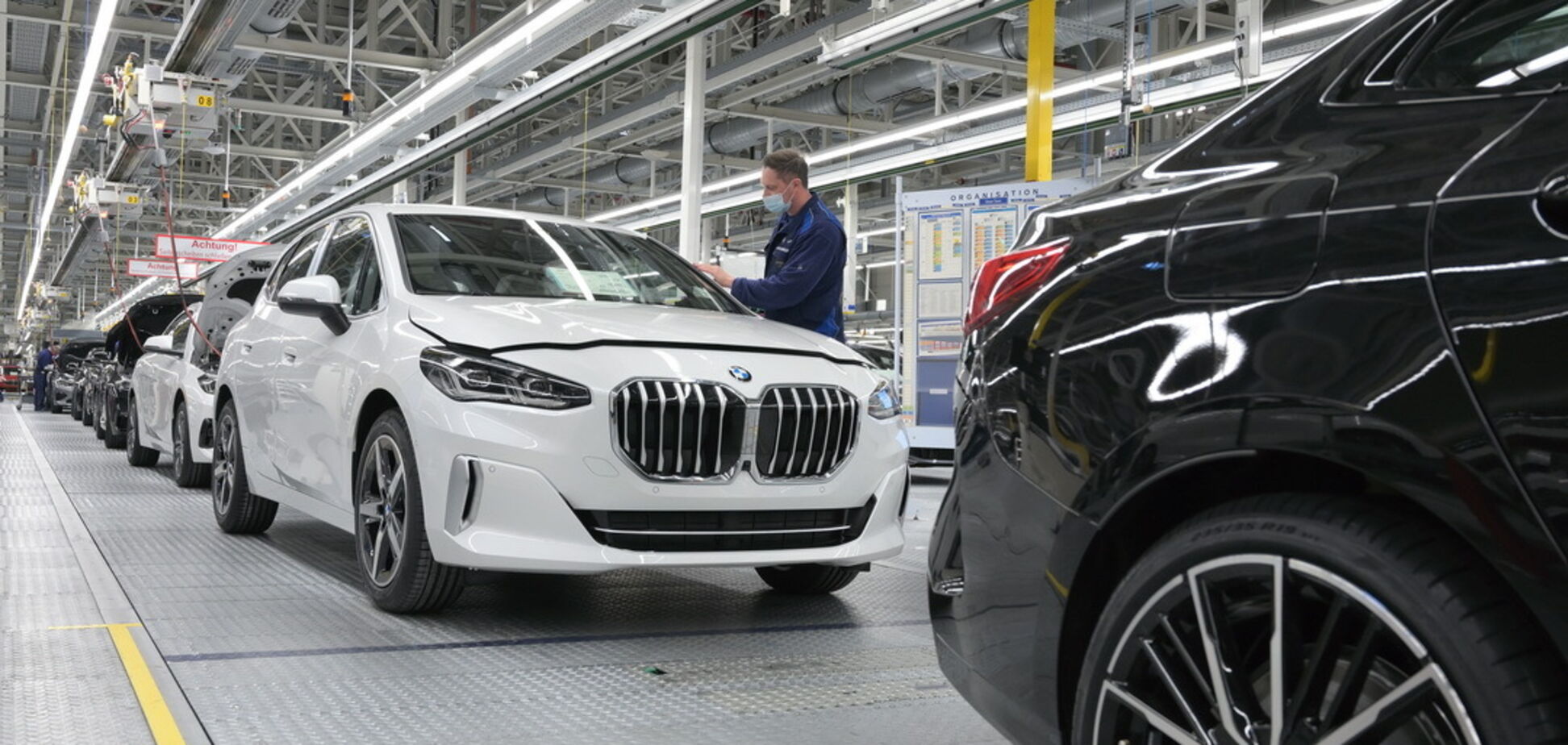 BMW припинить експорт та виробництво в Росії