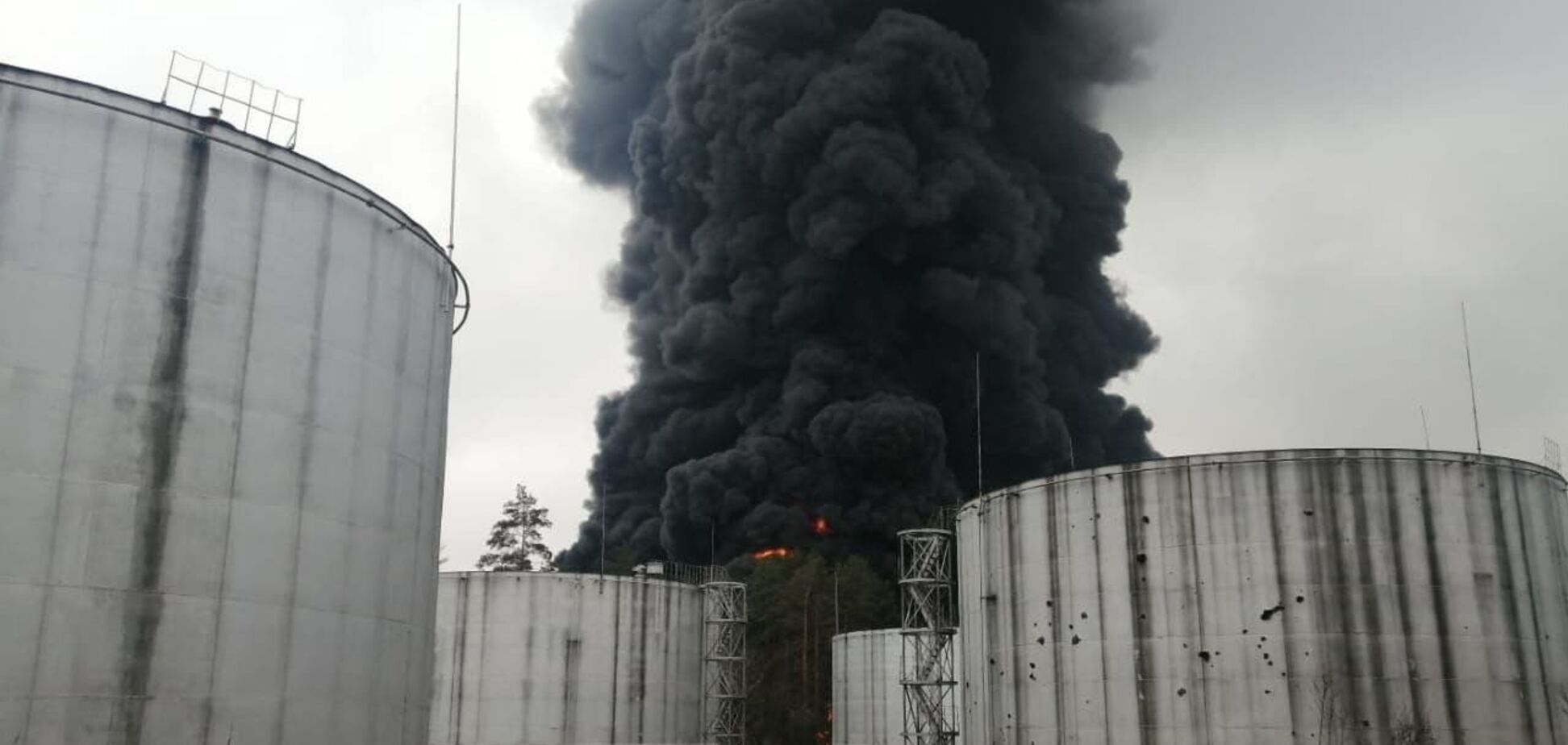 В Чернигове снаряд российских войск попал в нефтебазу: начался пожар. Фото и видео