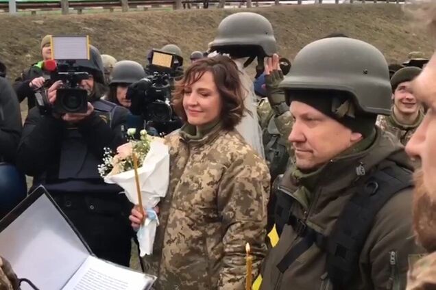 Пара обвенчалась на одном из блокпостов города