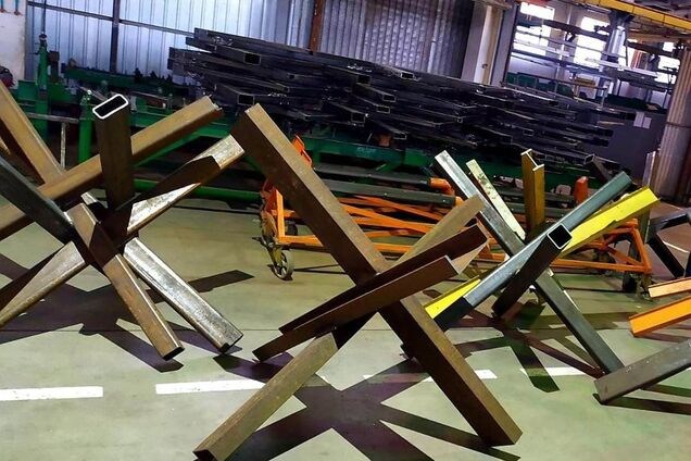 В Запорожье и Одессе начали убирать защитные сооружения и назвали причину