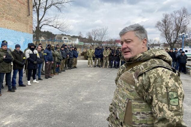 Порошенко передал оружие и снаряжение батальону теробороны 'Скиф' в Василькове