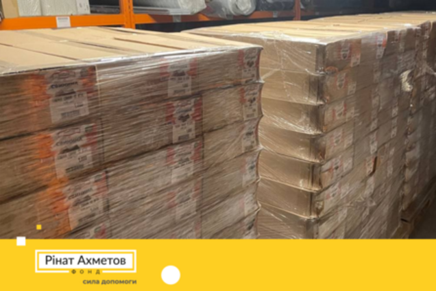 Фонд Рината Ахметова передал помощь жителям востока Украины