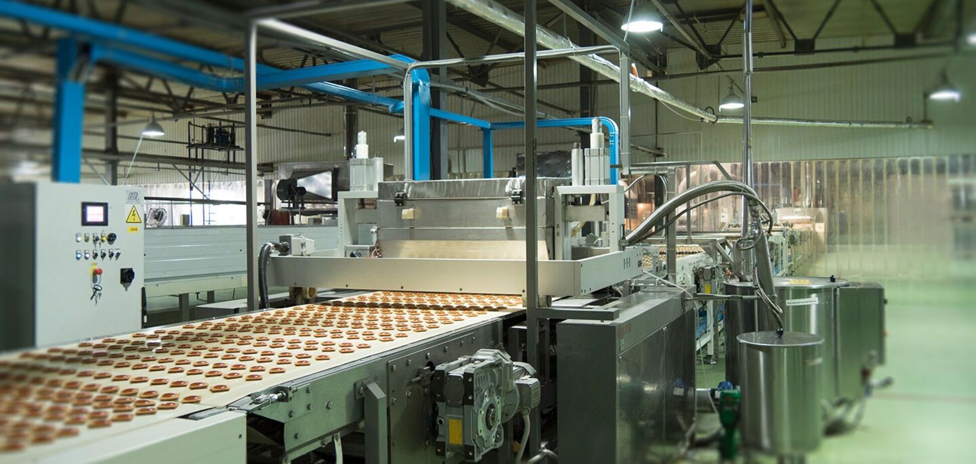 Територію фабрики замінували окупанти, печиво – отруїли.