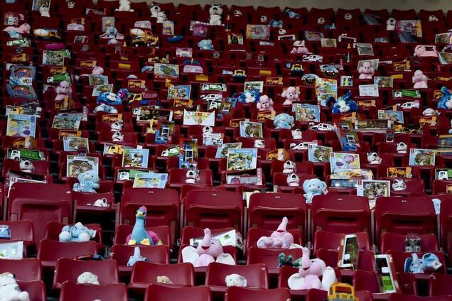 На благотворительном матче Шахтера в Греции выложили 176 игрушек в память об убитых россией детях в Украине