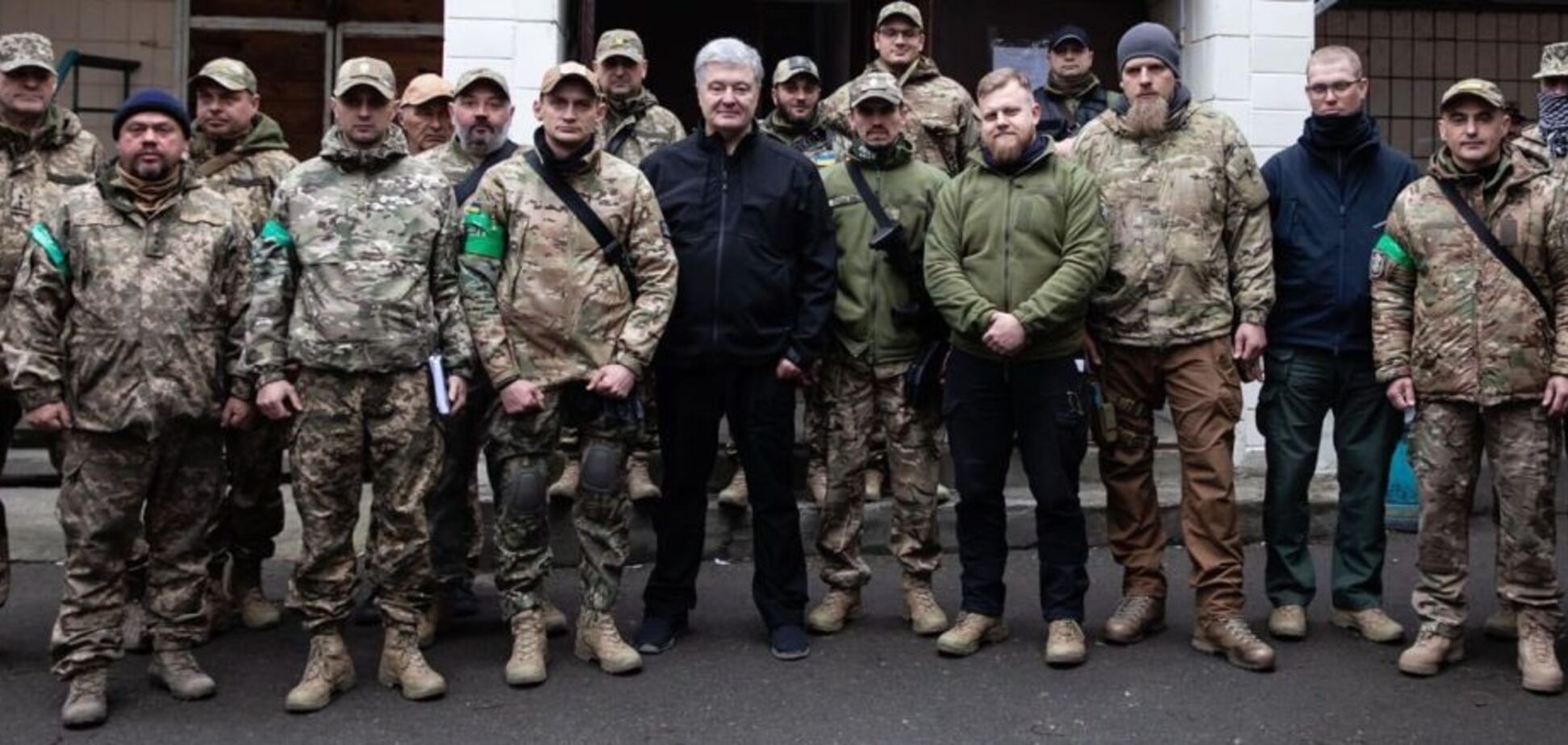 Бойцы 206-го батальона теробороны получили от Порошенко военное снаряжение и авто