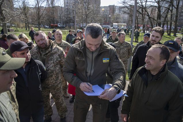 Кличко подписал проект решения о переименовании сквера дружбы между Киевом и Москвой в Сквер Героев Мариуполя