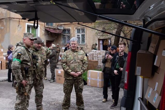 Бронежилети, шоломи, машини і секретні 'штучки': Порошенко привіз допомогу захисникам Краматорська