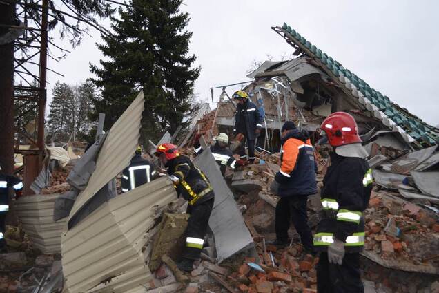 Бойцы ГСЧС продолжают разбирать завалы