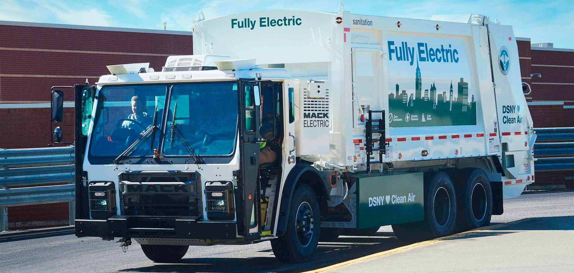 Mack показал мусоровоз по цене суперкара