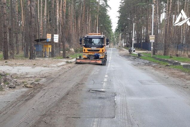 В Киевской области дорожники начали расчищать въезд в Ворзель – Укравтодор