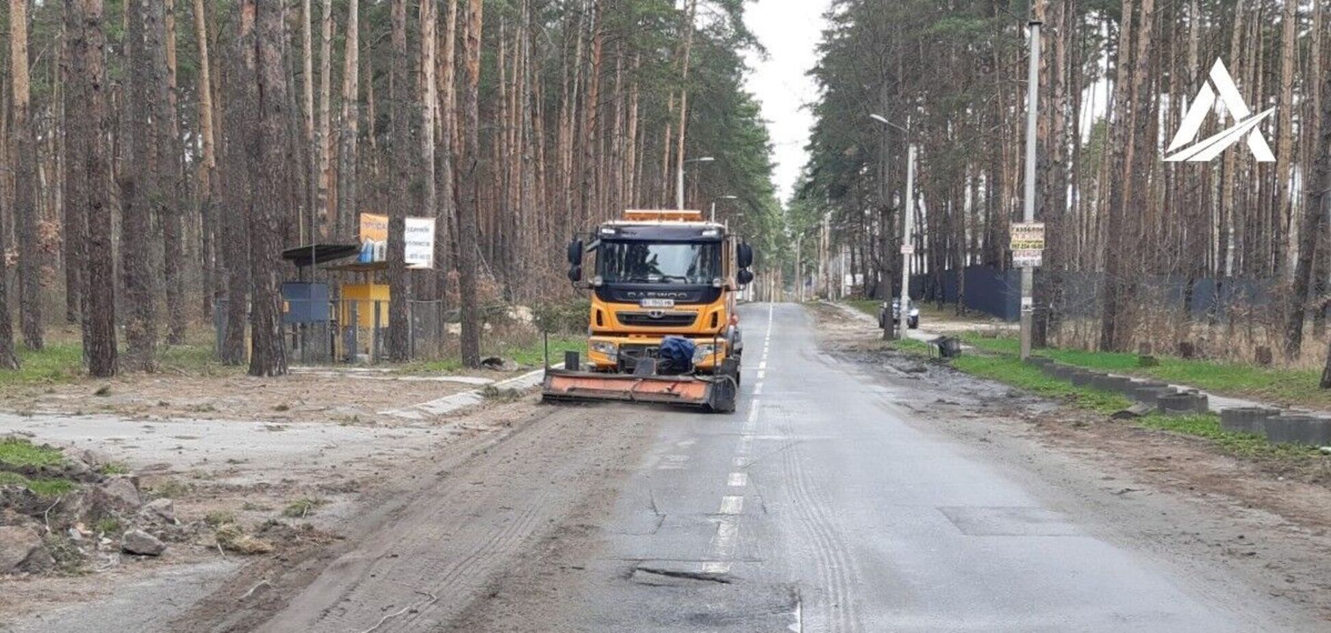 На Київщині дорожники почали розчищати в’їзд у Ворзель – Укравтодор