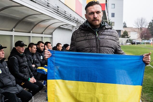 Усик с украинским флагом.