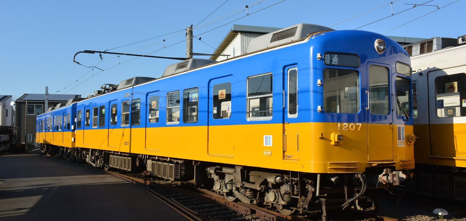 У Японії залізничники перефарбували потяг у синьо-жовті кольори, щоб підтримати 'Укрзалізницю'