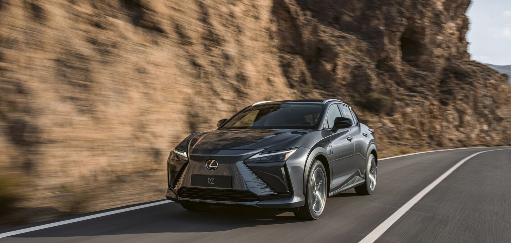 Lexus официально представил электрический кроссовер