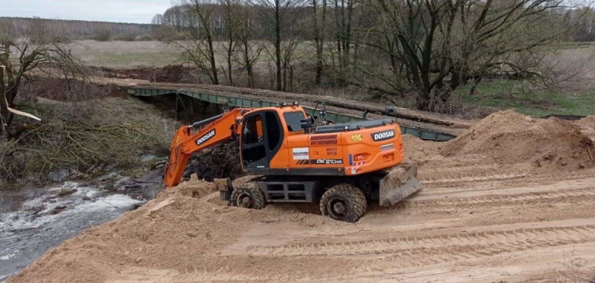 На трассе Киев-Чернигов начали установку уже второй временной переправы – 'Укравтодор'
