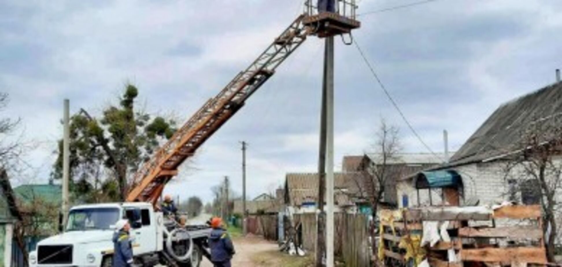 За добу енергетики повернули світло 19 тисячам родин на Київщині та Донеччині, – ДТЕК