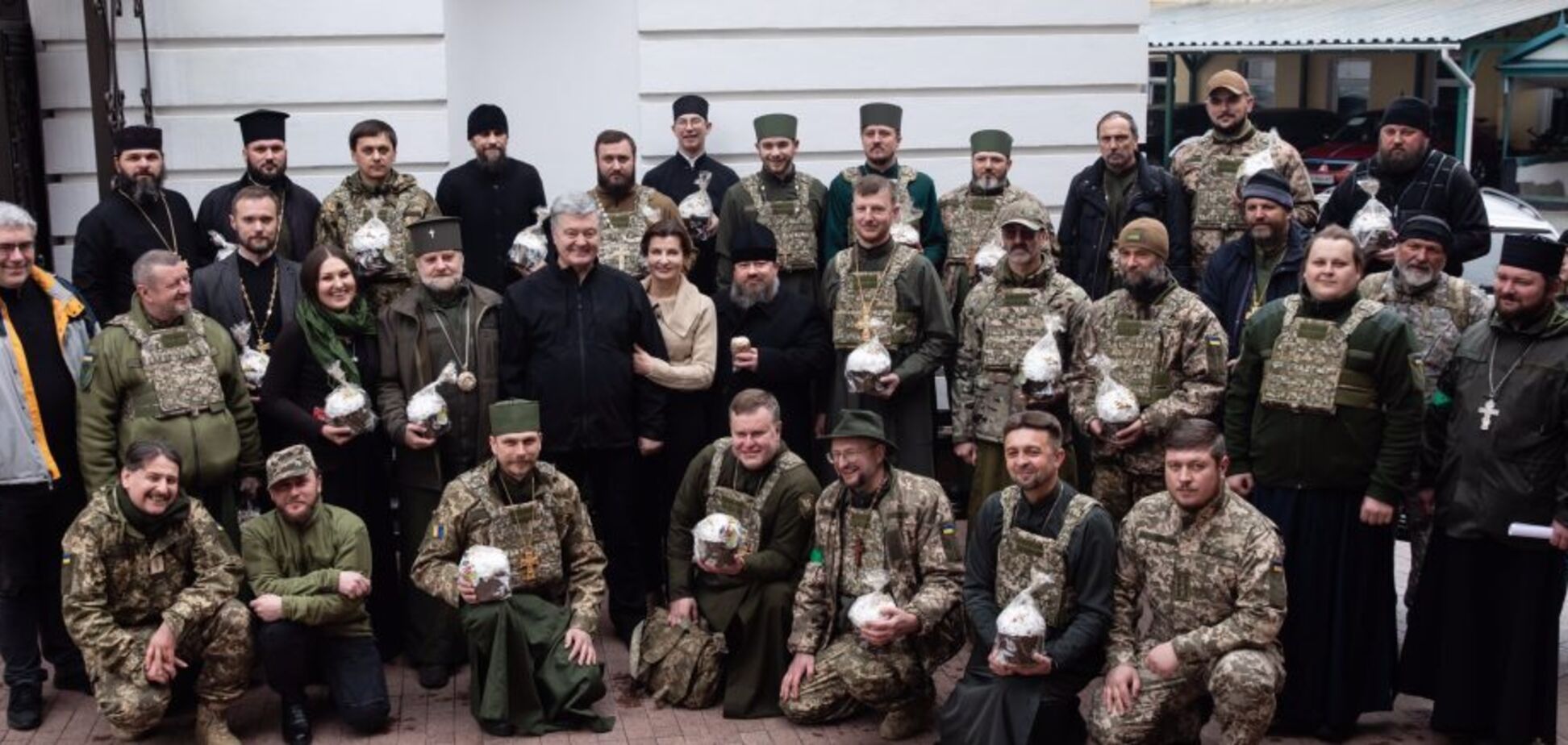 Порошенко передал бронежилеты капелланам ПЦУ, отправляющимся на фронт