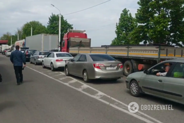 Автомобілі стоять у черзі на виїзд із "ПМР" у бік Молдови