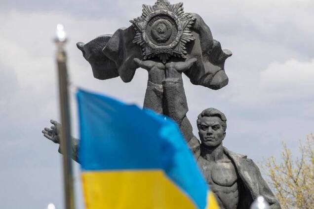 У центрі Києва знесли радянський монумент 'дружби народів'