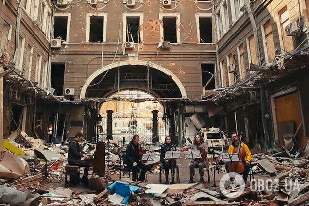 Вакарчук снял специальный клип на песню 'Обійми' в разбомбленном Харькове. Видео