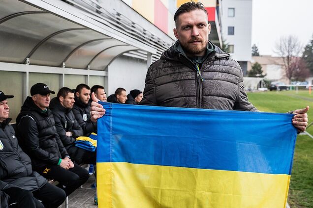 Усик в Чехии с украинским флагом.