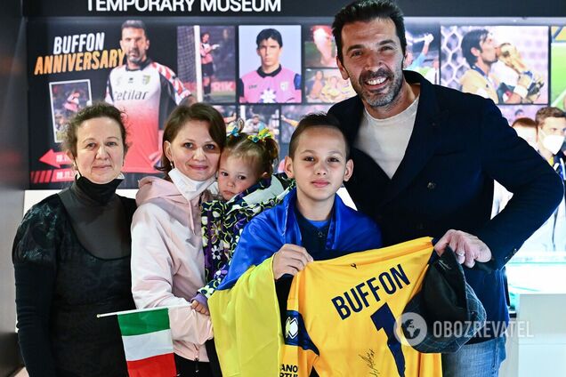 Мальчик не мог прийти в себя: эмоциональная встреча украинского беженца и легендарного итальянского вратаря. Видео