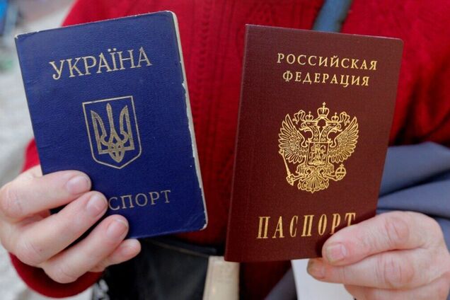 РФ раздает паспорта вывезенным на свою территорию украинцам 