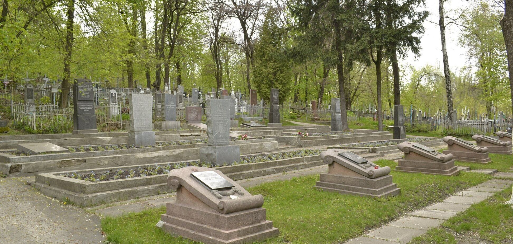 Жителей области призвали воздержаться от посещения кладбищ