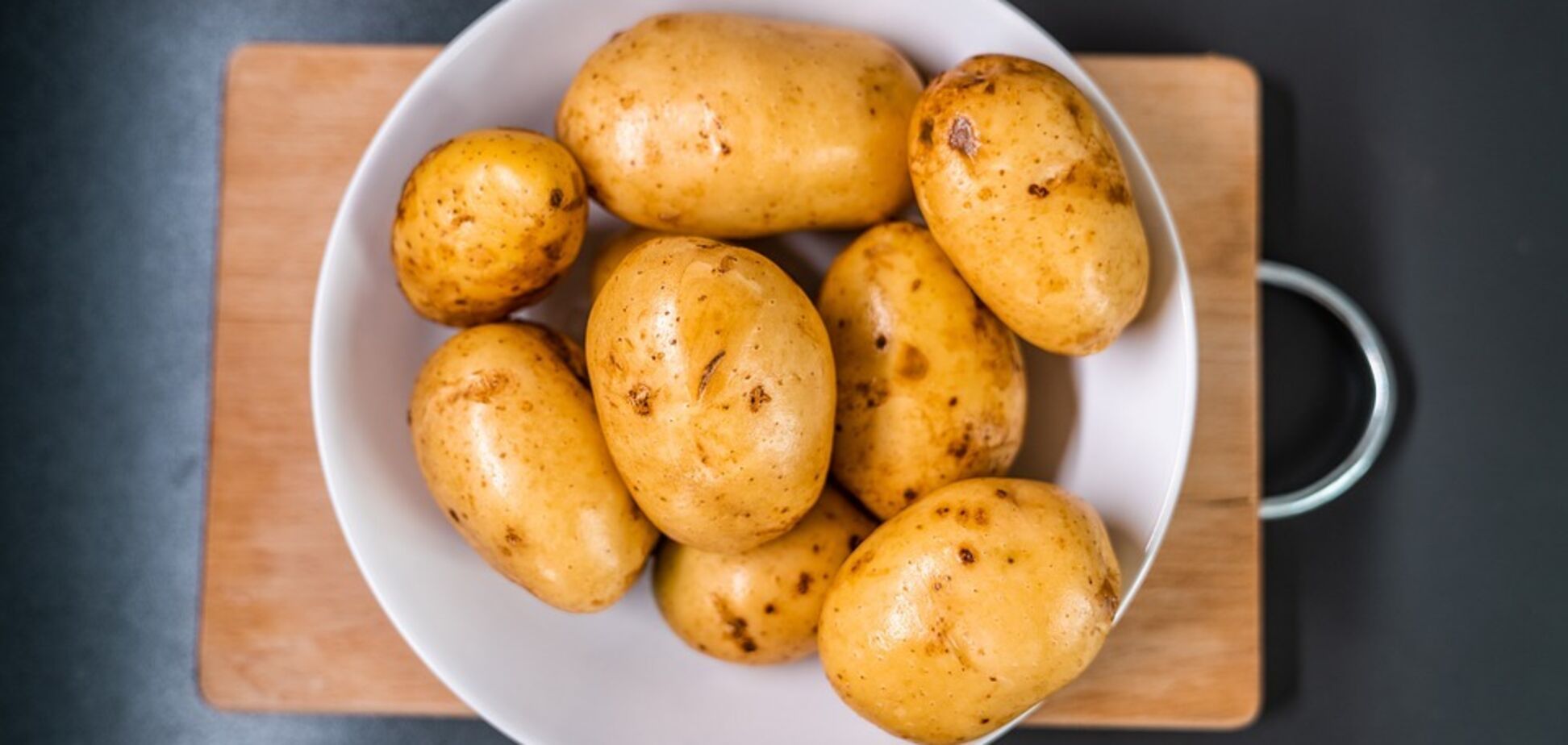 Як смачно приготувати молоду картоплю, щоб не чистити її: елементарна ідея