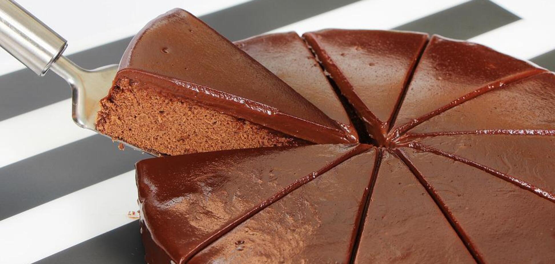 Шоколадный торт без духовки с кремом 'Пломбир': как приготовить альтернативу 'Спартаку'