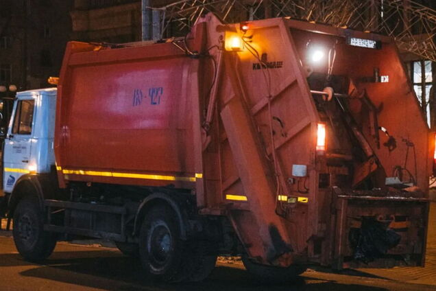 Коммунальщики ежедневно вывозят мусор