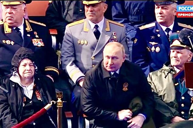 Злой, старый Путин на скамейке. Пока наслаждайся, в аду не будет скамеек