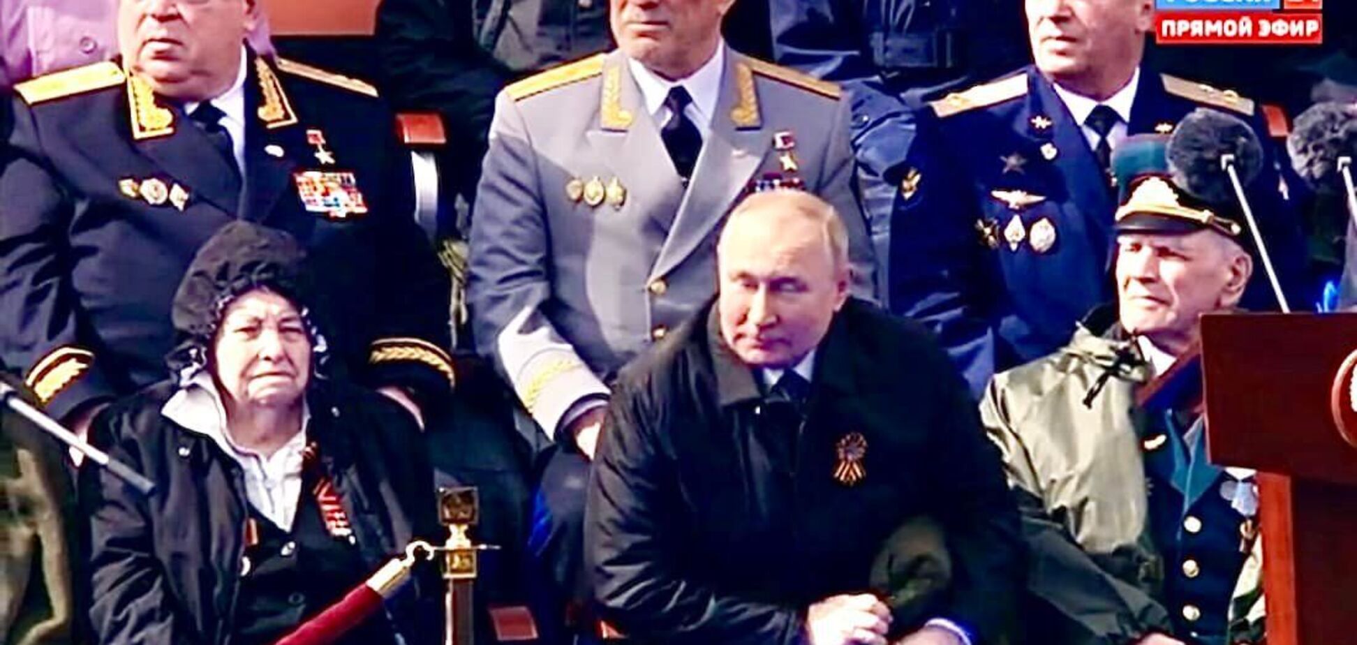 Злой, старый Путин на скамейке. Пока наслаждайся, в аду не будет скамеек