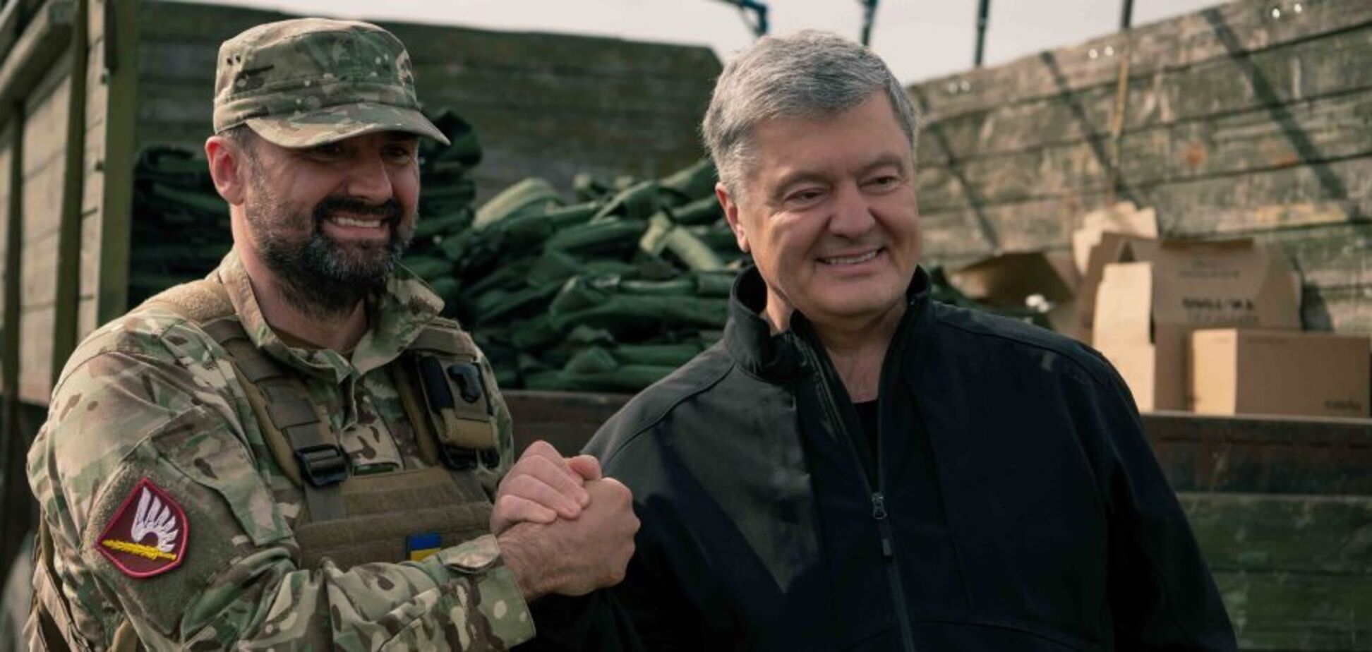 Делаем все возможное, чтобы враг был разбит, – Порошенко привез бойцам бронежилеты, средства связи и 'кое-что из оружия'