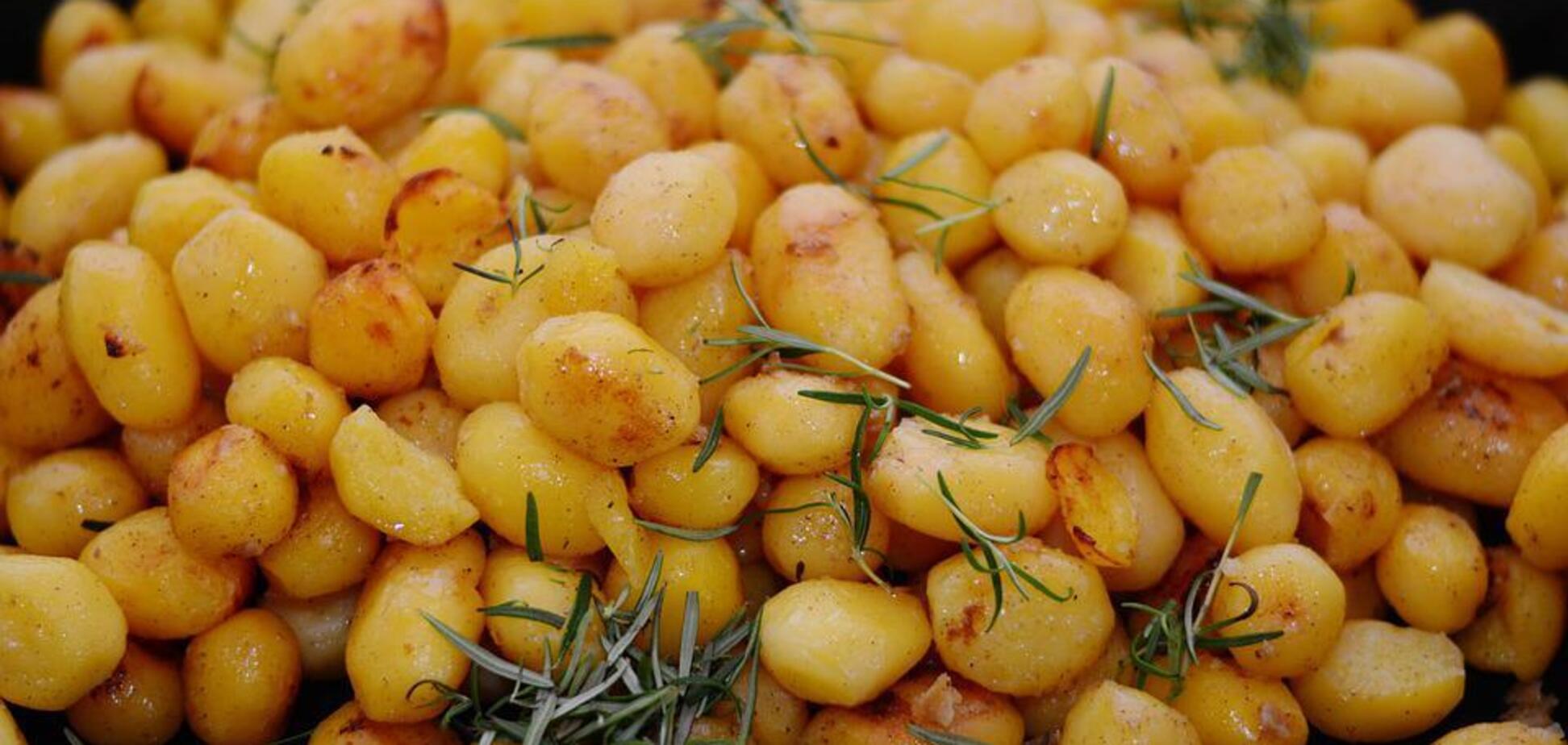 Як смачно посмажити картоплю цілою: виходить дуже хрусткою і золотистою