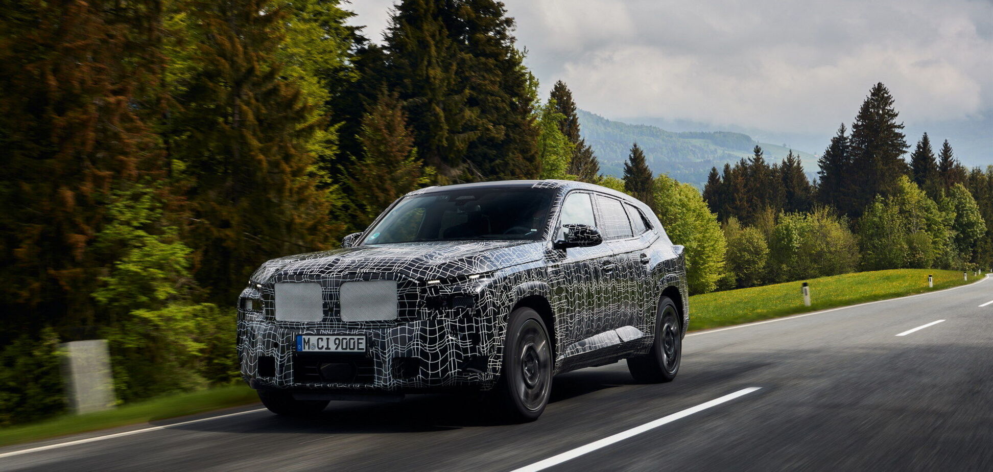 BMW показала прототип кроссовера XM на тестах