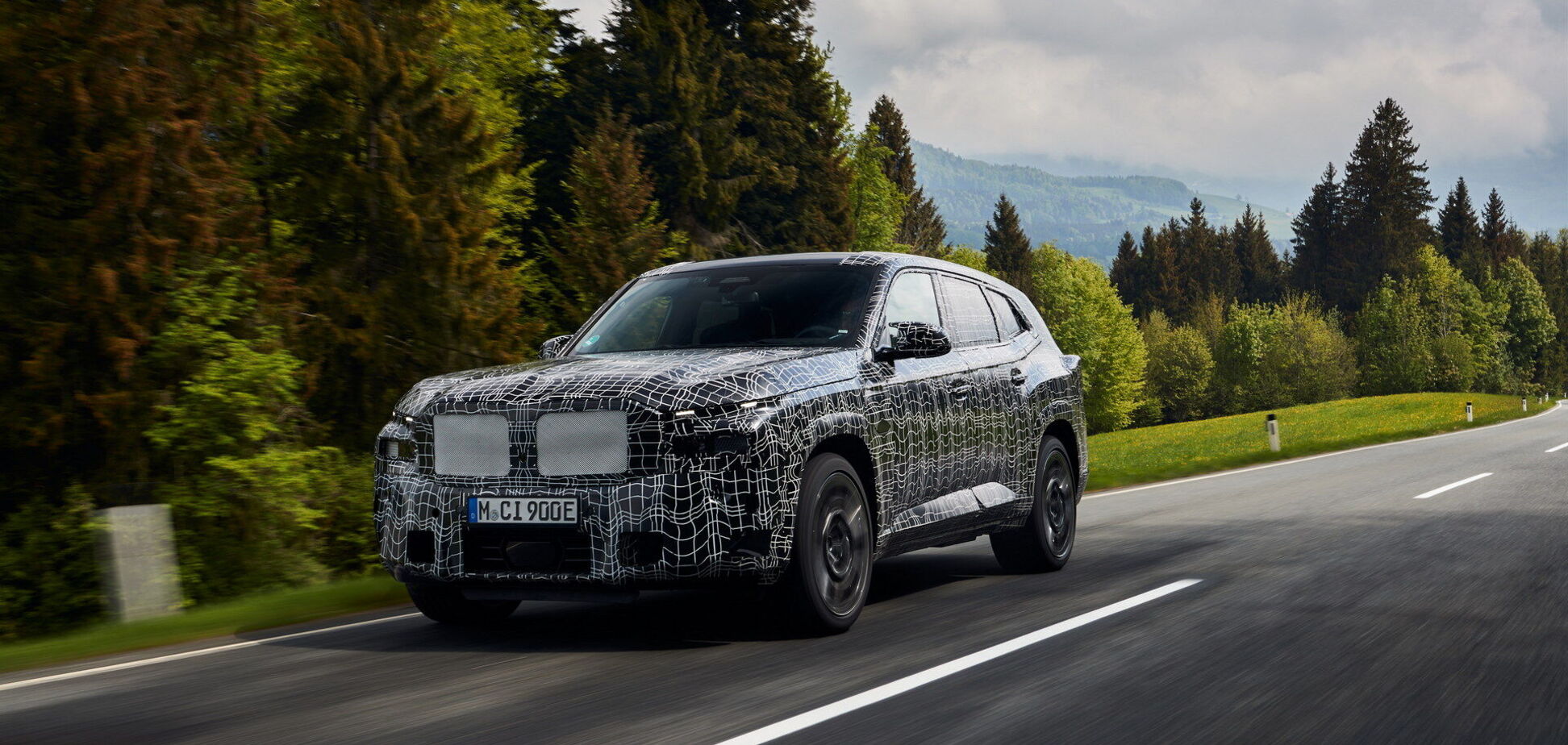 BMW показала прототип кроссовера XM на тестах