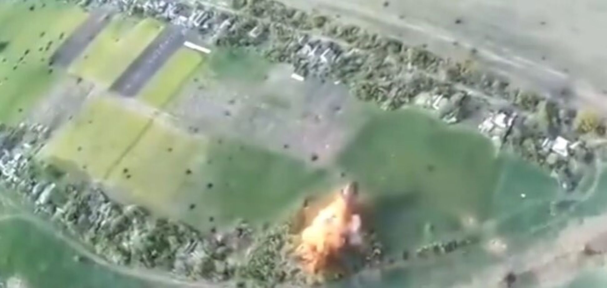 Взрыв боекомплекта гаубицы оккупантов после попадания в нее 'подарка' от ВСУ