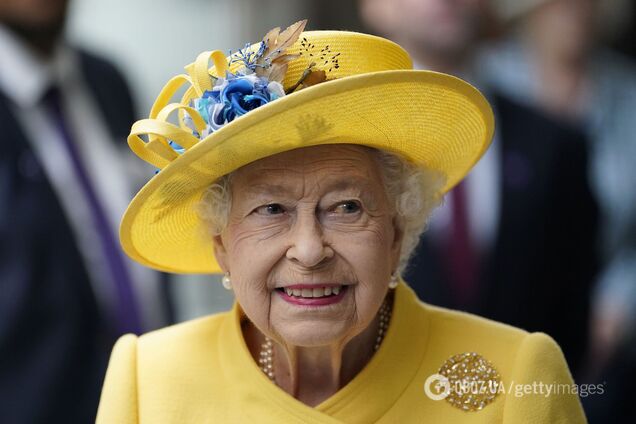 Єлизавета II вперше за довгий час вийшла на публіку: королева показала синьо-жовтий образ
