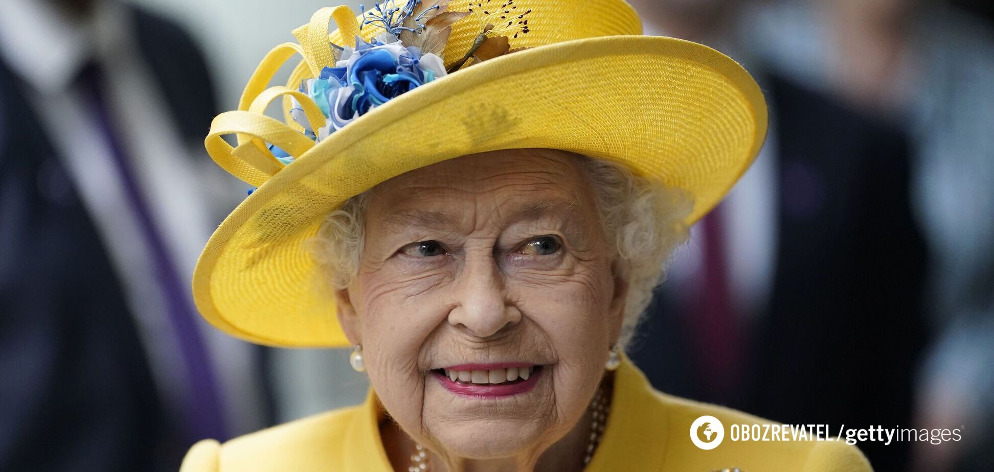 Елизавета II впервые за долгое время вышла на публику: королева показала сине-желтый образ