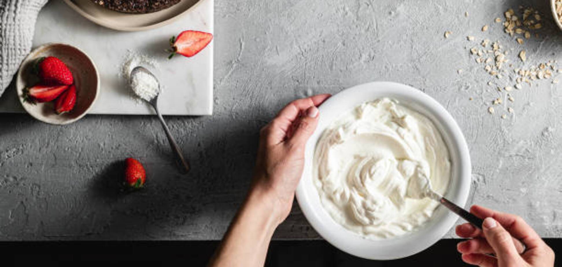 Десерт з йогурту без цукру, борошна та випікання: альтернатива шоколаду