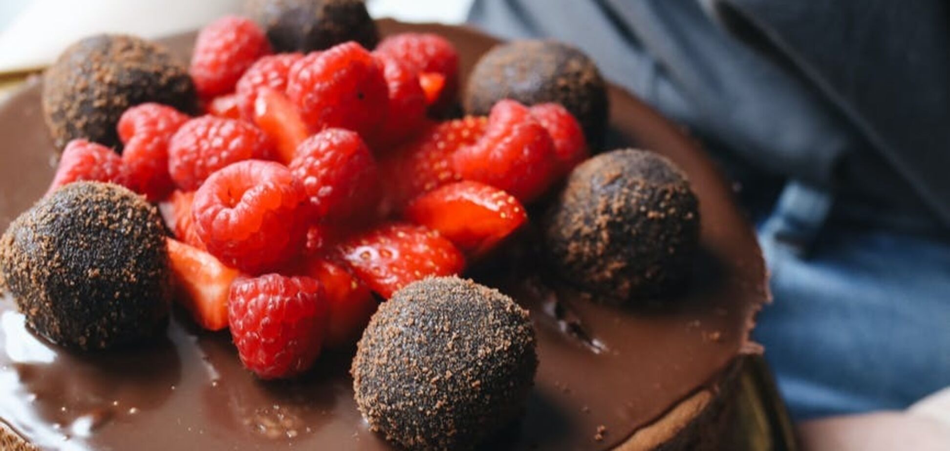 Шоколадный медовик: как необычно приготовить популярный десерт