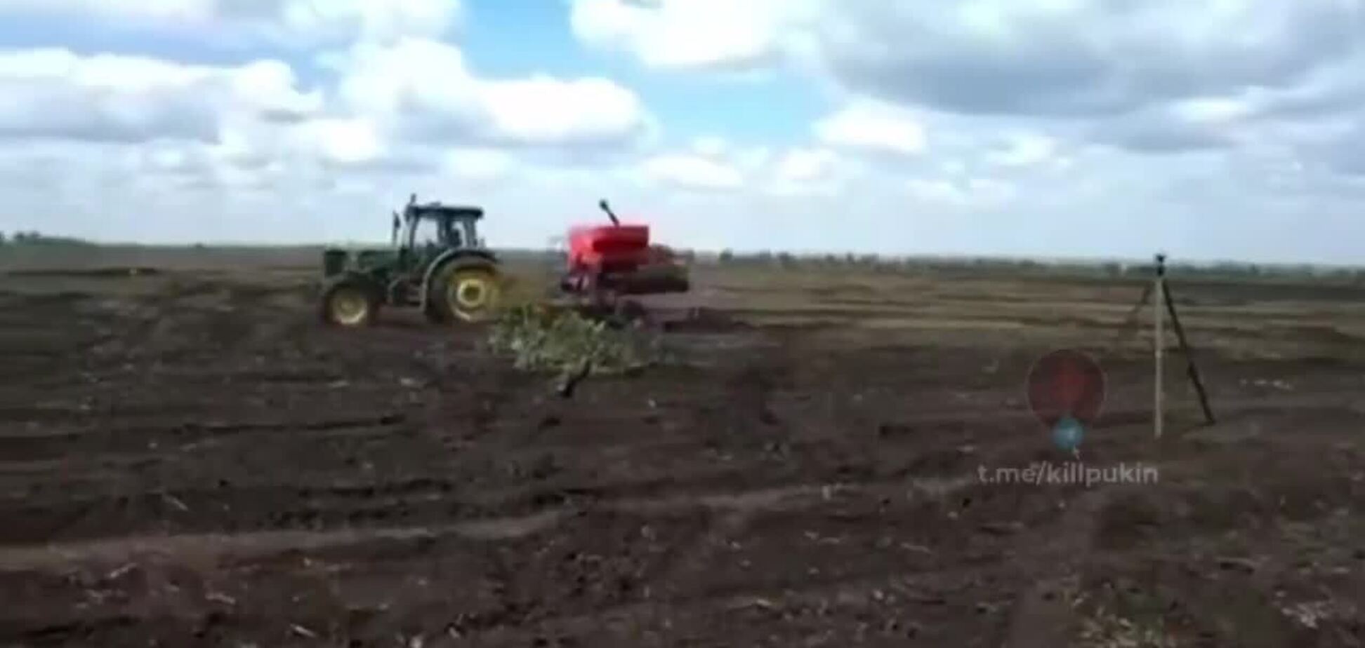 На сході України трактор у полі прикривають САУ