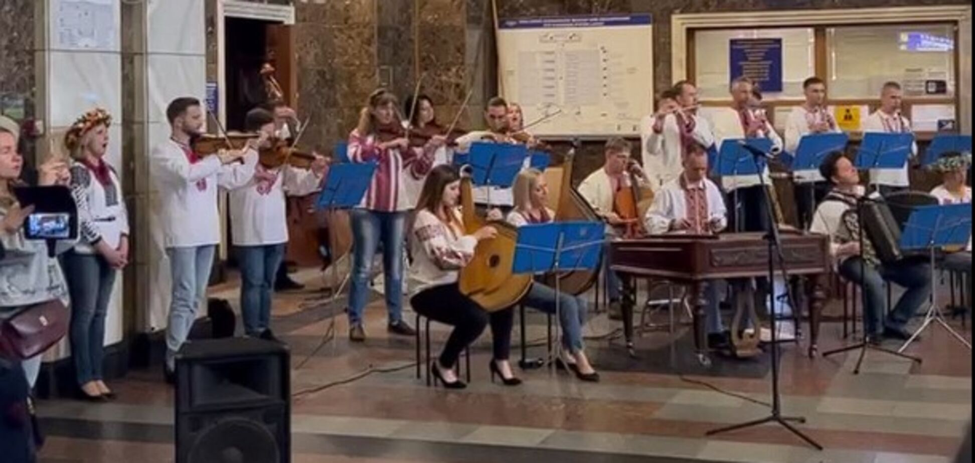 У Києві на залізничному вокзалі оркестр виконав Гімн України