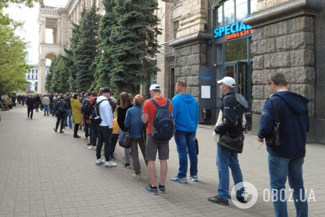 Очередь за маркой выстроилась с самого утра